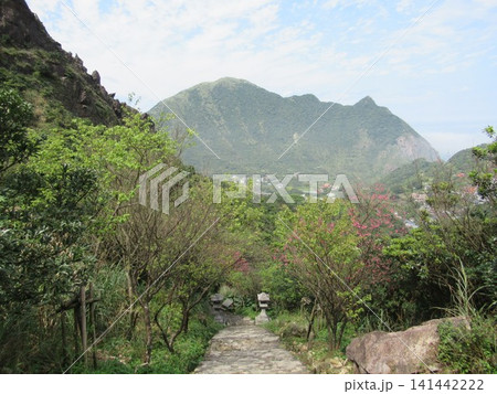台湾の金瓜石神社の参道から基隆山を望む風景 141442222