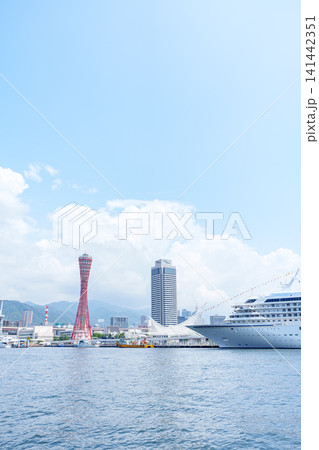 夏の青空と神戸港に停泊する大型クルーズ客船と神戸ポートタワー 141442351
