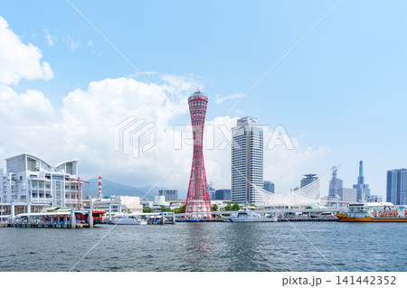 夏の青空と神戸港に停泊する大型クルーズ客船と神戸ポートタワー 夏の青空と神戸港に停泊する大型クルーズ客船と神戸ポートタワー 141442352
