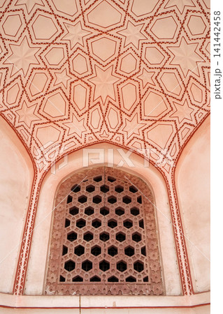 Architecture detail inside the Humayun's Tomb, built by Hamida Banu Begun in 1565-72, Delhi, India Architecture detail inside the Humayun's Tomb, built by Hamida Banu Begun in 1565-72, Delhi, India 141442458