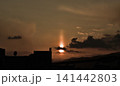 夕焼け空に現れたサンピラー（太陽柱） 141442803