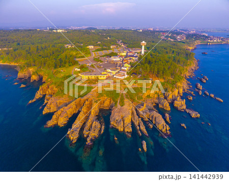 福井県・夕日に染まる東尋坊を空撮した柱状節理の絶景と日本海 福井県・夕日に染まる東尋坊を空撮した柱状節理の絶景と日本海 141442939