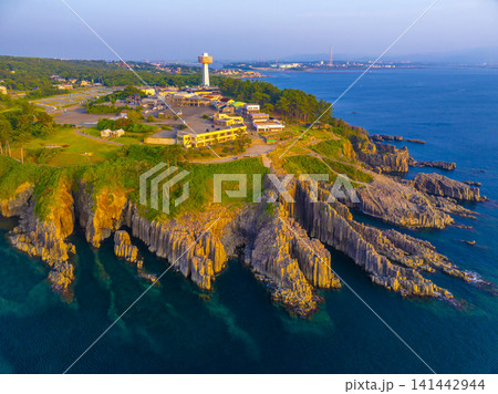 福井県・夕日に染まる東尋坊を空撮した柱状節理の絶景と日本海 福井県・夕日に染まる東尋坊を空撮した柱状節理の絶景と日本海 141442944