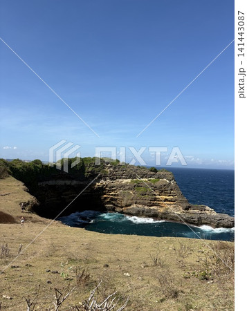 インドネシア　ロンボク島　ビーチ　崖 141443087