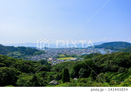 熊本県水俣市の中尾山公園近くの高台から見下ろす水俣市街地と不知火海の風景 熊本県水俣市の中尾山公園近くの高台から見下ろす水俣市街地と不知火海の風景 141443854