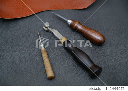 レザークラフト用工具と革素材 141444073