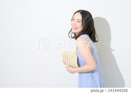 白背景で帽子を持つ日本人女性のビューティイメージ 白背景で帽子を持つ日本人女性のビューティイメージ 141444100