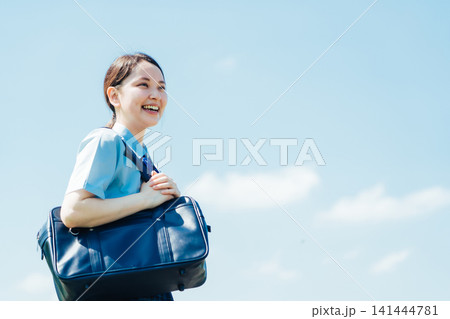 青空背景の夏服の女子高生 青空背景の夏服の女子高生 141444781