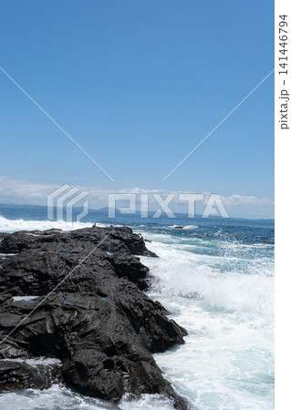 神奈川県城ヶ島の磯に打ち寄せる波 神奈川県城ヶ島の磯に打ち寄せる波 141446794