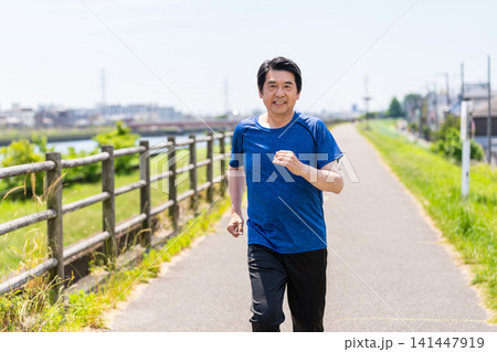 河川敷をランニングするシニア男性 141447919