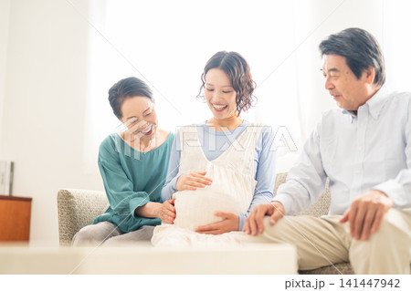 妊婦を見守るシニア夫婦 妊婦を見守るシニア夫婦 141447942