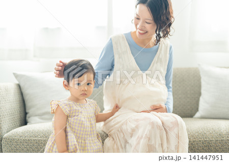マタニティライフを送る母親と子供 マタニティライフを送る母親と子供 141447951