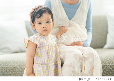 マタニティライフを送る母親と子供 マタニティライフを送る母親と子供 141447954