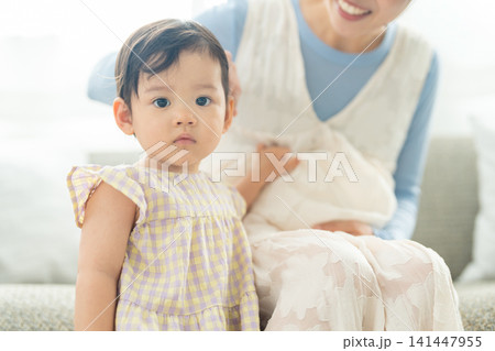 マタニティライフを送る母親と子供 マタニティライフを送る母親と子供 141447955