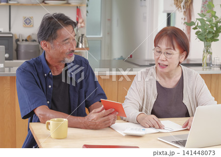 年金について話し合うシニア夫婦 141448073