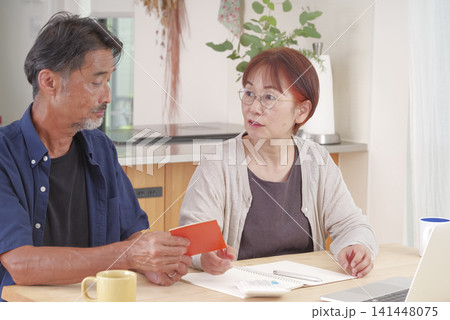 年金について話し合うシニア夫婦 年金について話し合うシニア夫婦 141448075
