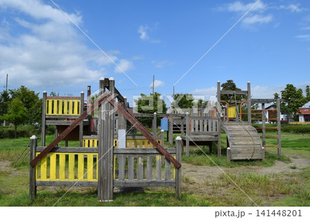 児童公園の木製遊具 141448201