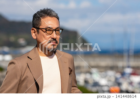 セカンドライフを満喫するシニア男性 141448614