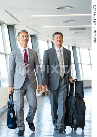 空港内を歩くビジネスマン 141448678
