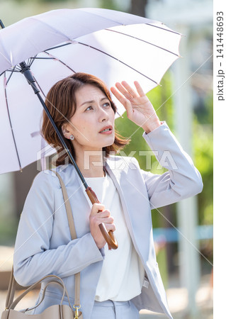日傘をさすビジネスウーマン 141448693
