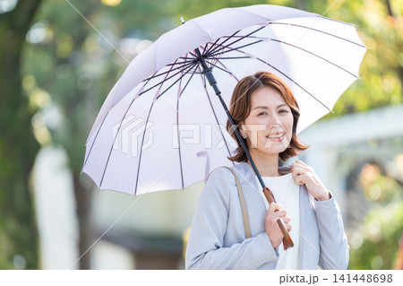 日傘をさすビジネスウーマン 日傘をさすビジネスウーマン 141448698