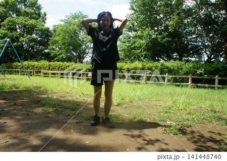 公園でポーズをとる女の子 公園でポーズをとる女の子 141448740