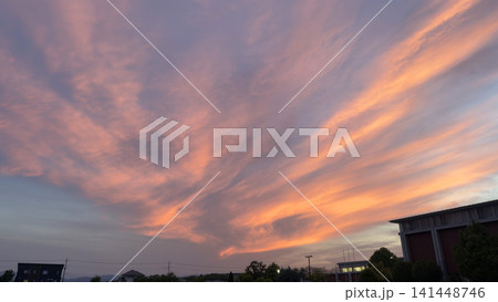 茜色の夕焼けの雲 141448746