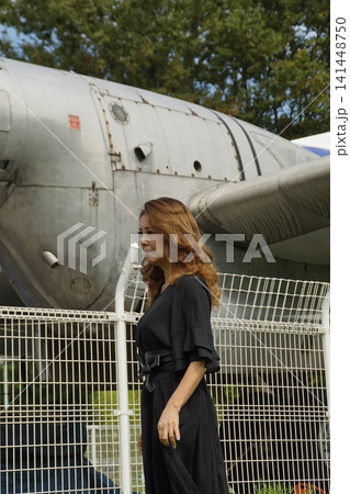 航空ショーに乗った女性 航空ショーに乗った女性 141448750