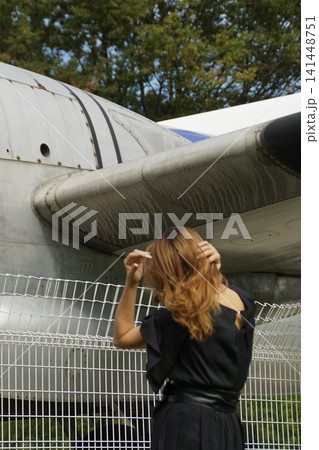 航空ショーに乗った女性 航空ショーに乗った女性 141448751