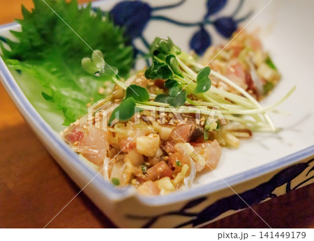 薬味とカイワレ大根が添えられた新鮮な魚のなめろう 薬味とカイワレ大根が添えられた新鮮な魚のなめろう 141449179