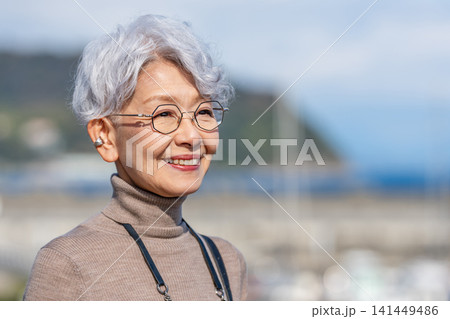 セカンドライフを満喫するシニア女性 セカンドライフを満喫するシニア女性 141449486