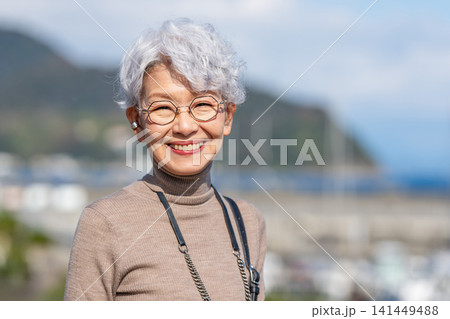 セカンドライフを満喫するシニア女性 141449488