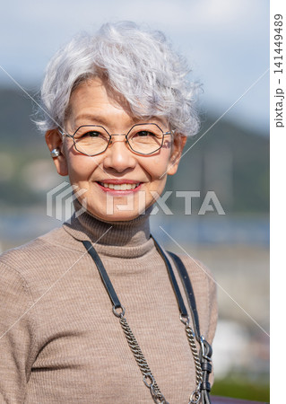 セカンドライフを満喫するシニア女性 セカンドライフを満喫するシニア女性 141449489