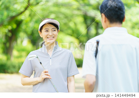 ゴルフクラブを持つシニア夫婦 ゴルフクラブを持つシニア夫婦 141449494