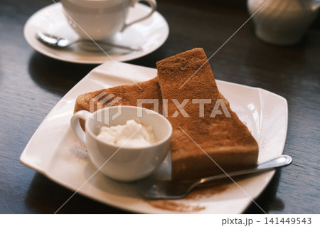 喫茶店で食べるシナモントースト 喫茶店で食べるシナモントースト 141449543