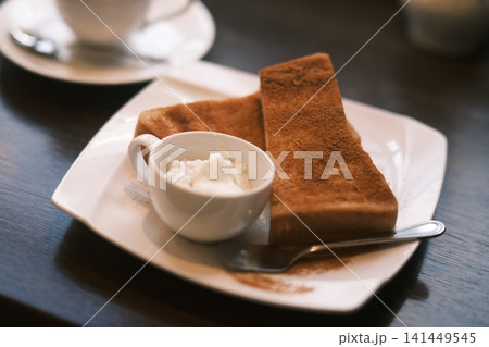 喫茶店で食べるシナモントースト 喫茶店で食べるシナモントースト 141449545