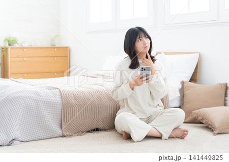 スマホを使う女性 141449825