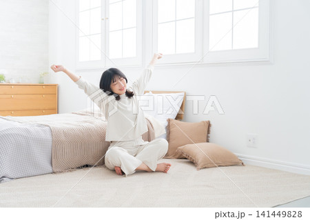 寝室でストレッチする女性 141449828