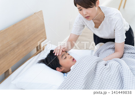 熱の子供を看病する母親 熱の子供を看病する母親 141449838