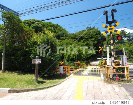 お城と鉄道が隣り合う街。緑あふれる郡山城跡の踏切とアプローチ風景 お城と鉄道が隣り合う街。緑あふれる郡山城跡の踏切とアプローチ風景 141449842