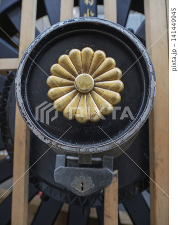 歴史の重みを刻む、祇園祭・菊水鉾の車輪と金色の菊花紋 141449945