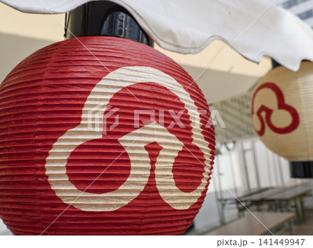 京都の夏を象徴する、祇園祭の鮮やかな赤提灯と伝統の神紋 京都の夏を象徴する、祇園祭の鮮やかな赤提灯と伝統の神紋 141449947