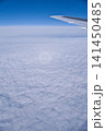 飛行機から見える虹 141450485