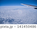 飛行機から見える虹 141450486