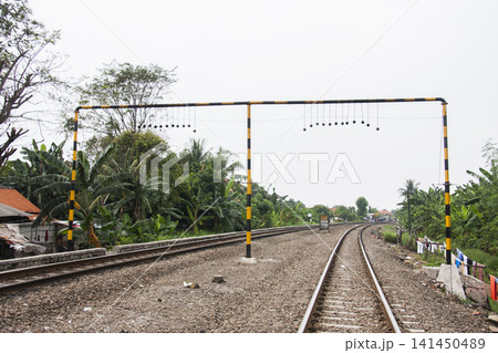 ジャカルタ鉄道の架線柱から吊り下げられた鉄球(コンクリート球) ジャカルタ鉄道の架線柱から吊り下げられた鉄球(コンクリート球) 141450489