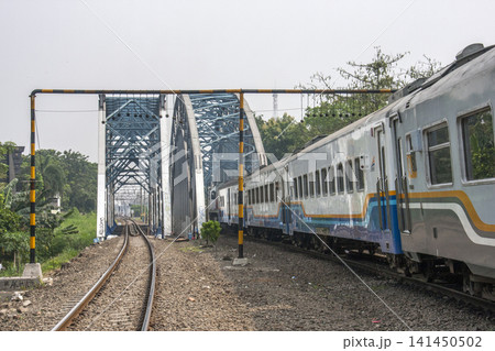 ジャカルタの鉄道列車と架線柱から吊り下げられた鉄球(コンクリート球) ジャカルタの鉄道列車と架線柱から吊り下げられた鉄球(コンクリート球) 141450502