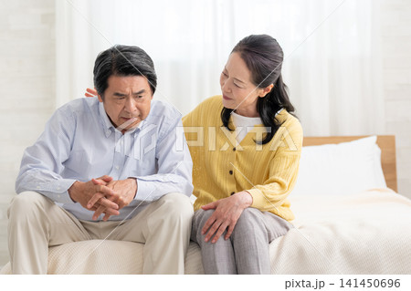 ベッドで落ち込む夫と支える妻 141450696