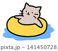 浮き輪に乗ってくつろぐ猫の手描きイラスト 141450728