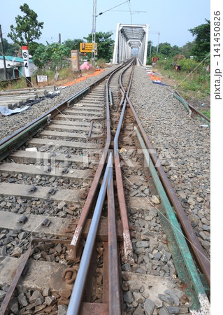 インドの複線合流の鉄道橋(ブロードゲージとナローゲージ) インドの複線合流の鉄道橋(ブロードゲージとナローゲージ) 141450826