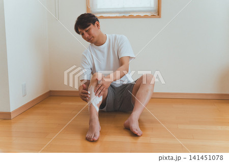 スネにシェービング剤を塗る中年男性 141451078
